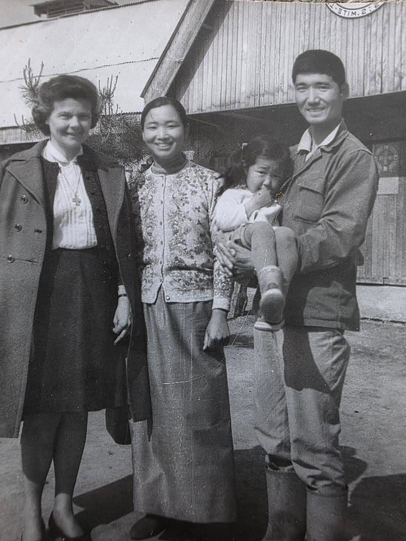 파주 목장에서 딸을 안은 안누가 형제님과 이라헬 자매님, 현재인 사모님